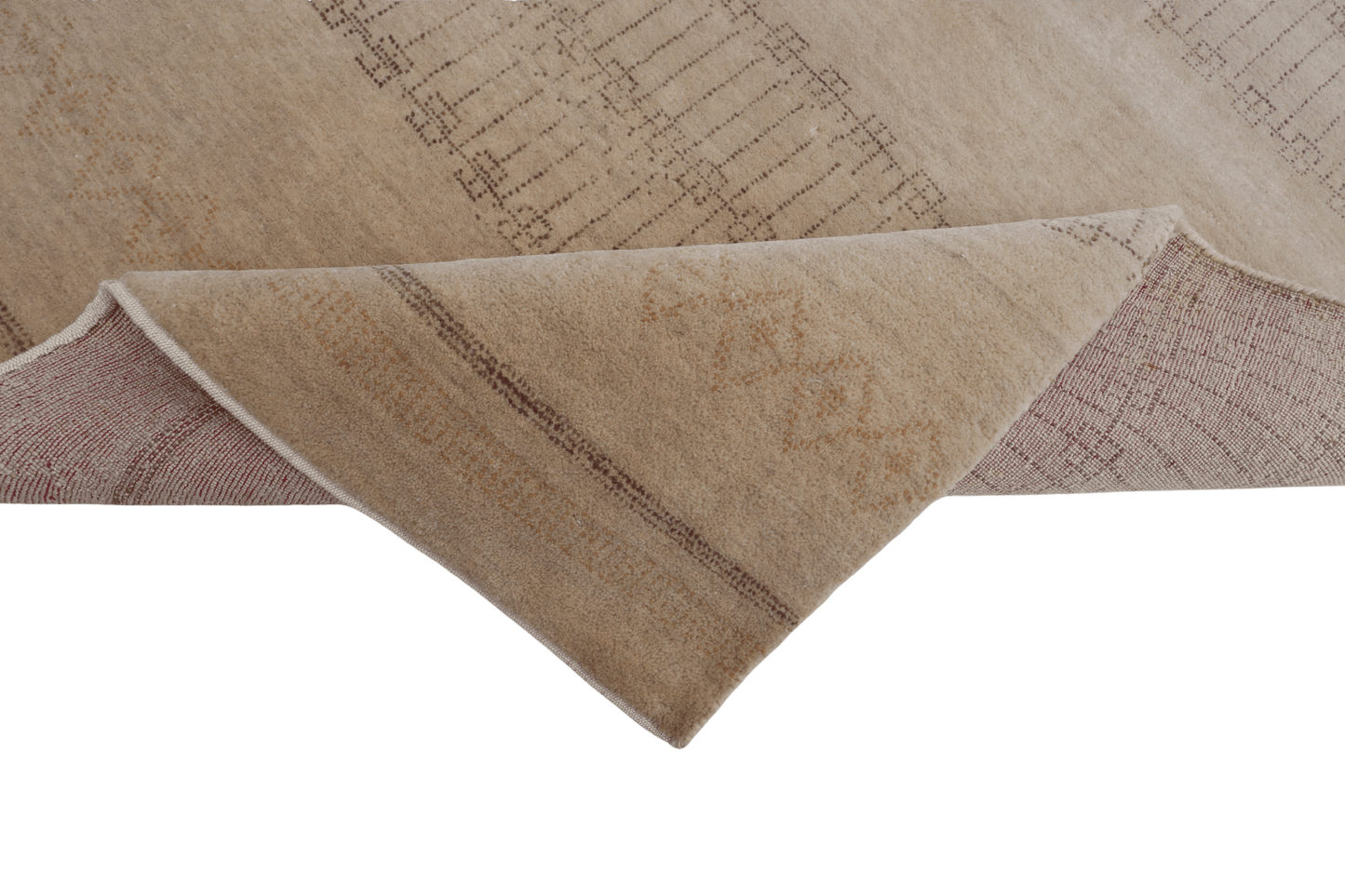 Sandbeige med diskreta geometriska mönster - Designmatta.se