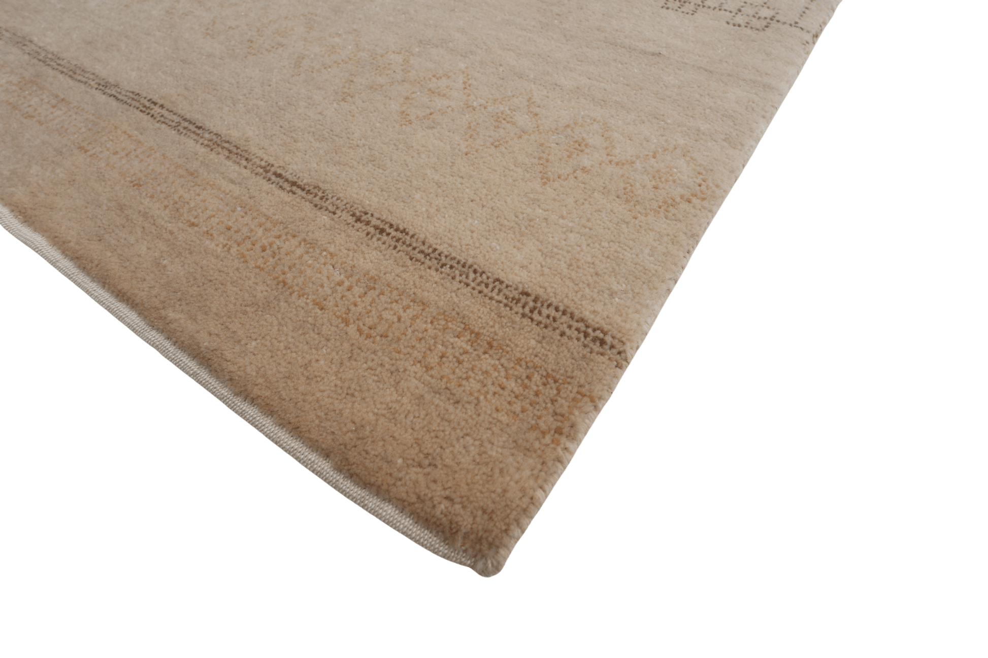 Sandbeige med diskreta geometriska mönster - Designmatta.se