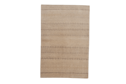 Sandbeige med diskreta geometriska mönster - Designmatta.se