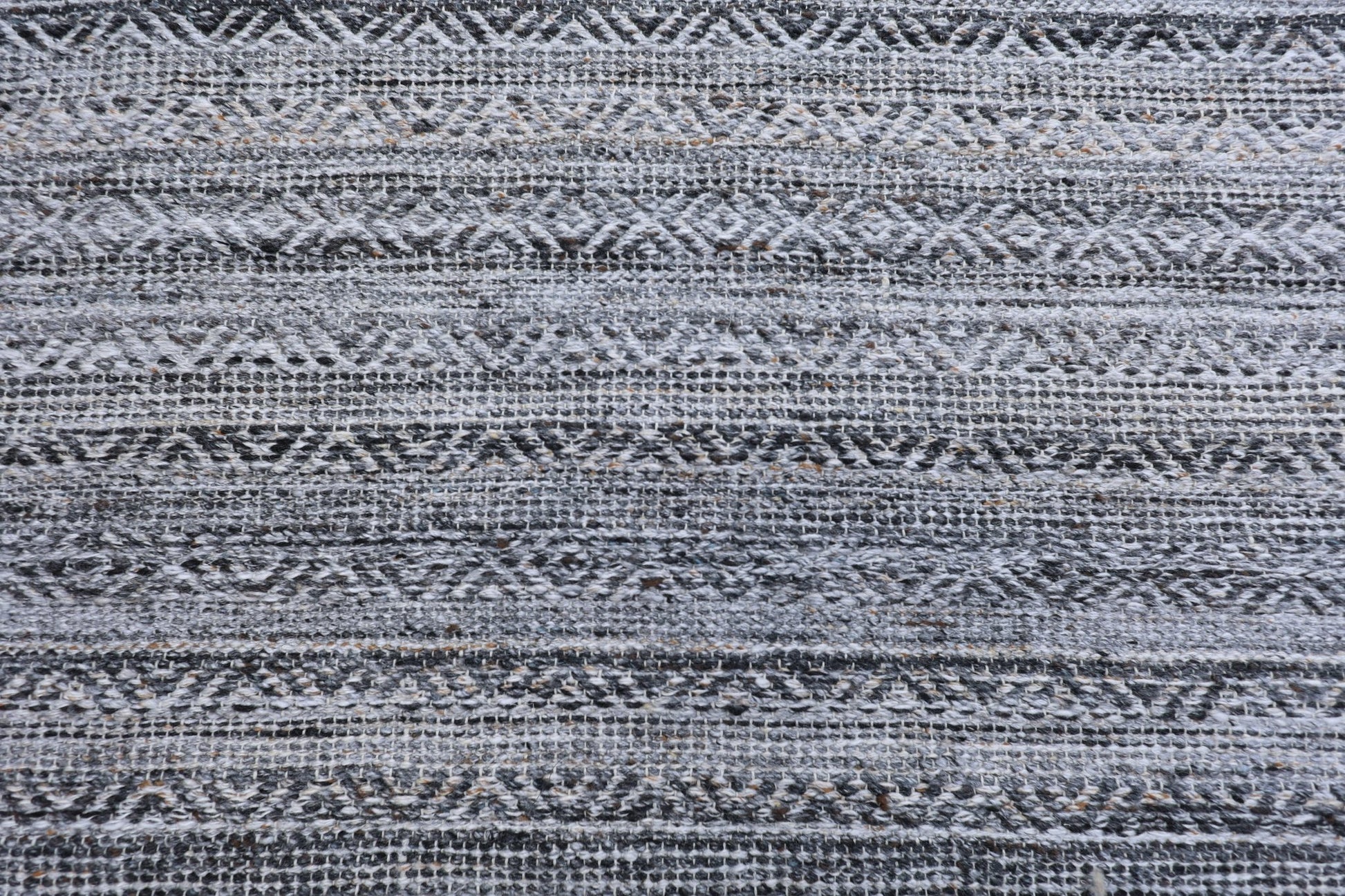 Röllakan Tradition - svart - Designmatta.se