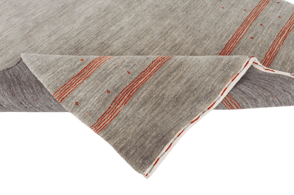 Naturlig grå med rustika ränder - Designmatta.se