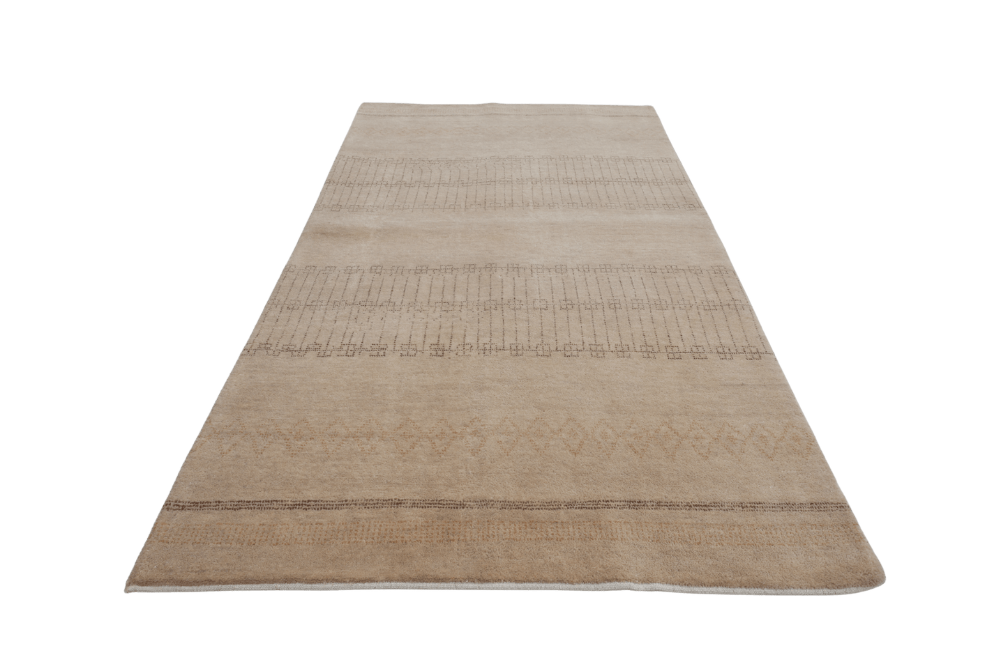 Sandbeige med diskreta geometriska mönster - Designmatta.se