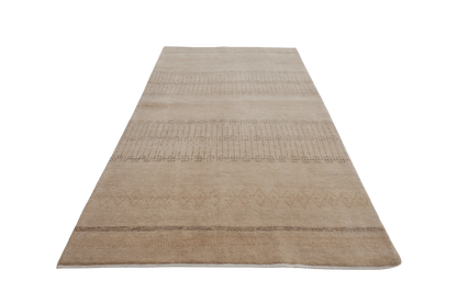 Sandbeige med diskreta geometriska mönster - Designmatta.se