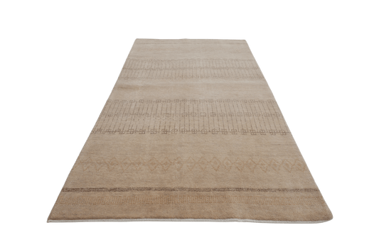 Sandbeige med diskreta geometriska mönster - Designmatta.se