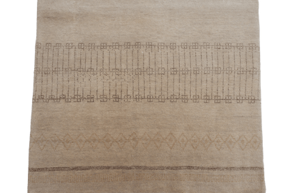 Sandbeige med diskreta geometriska mönster - Designmatta.se