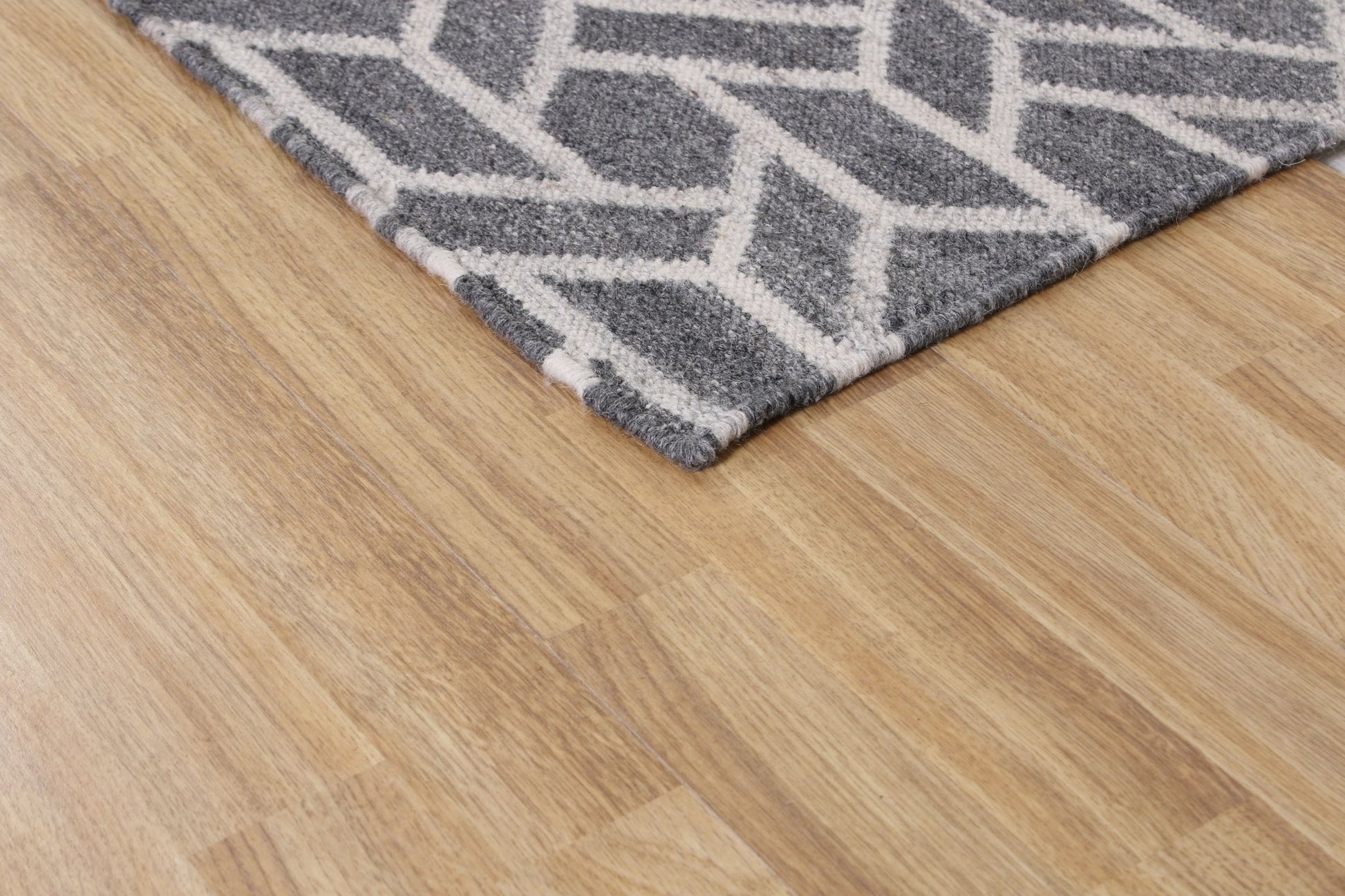 Nordic Hex - Mörkgrå - Designmatta.se