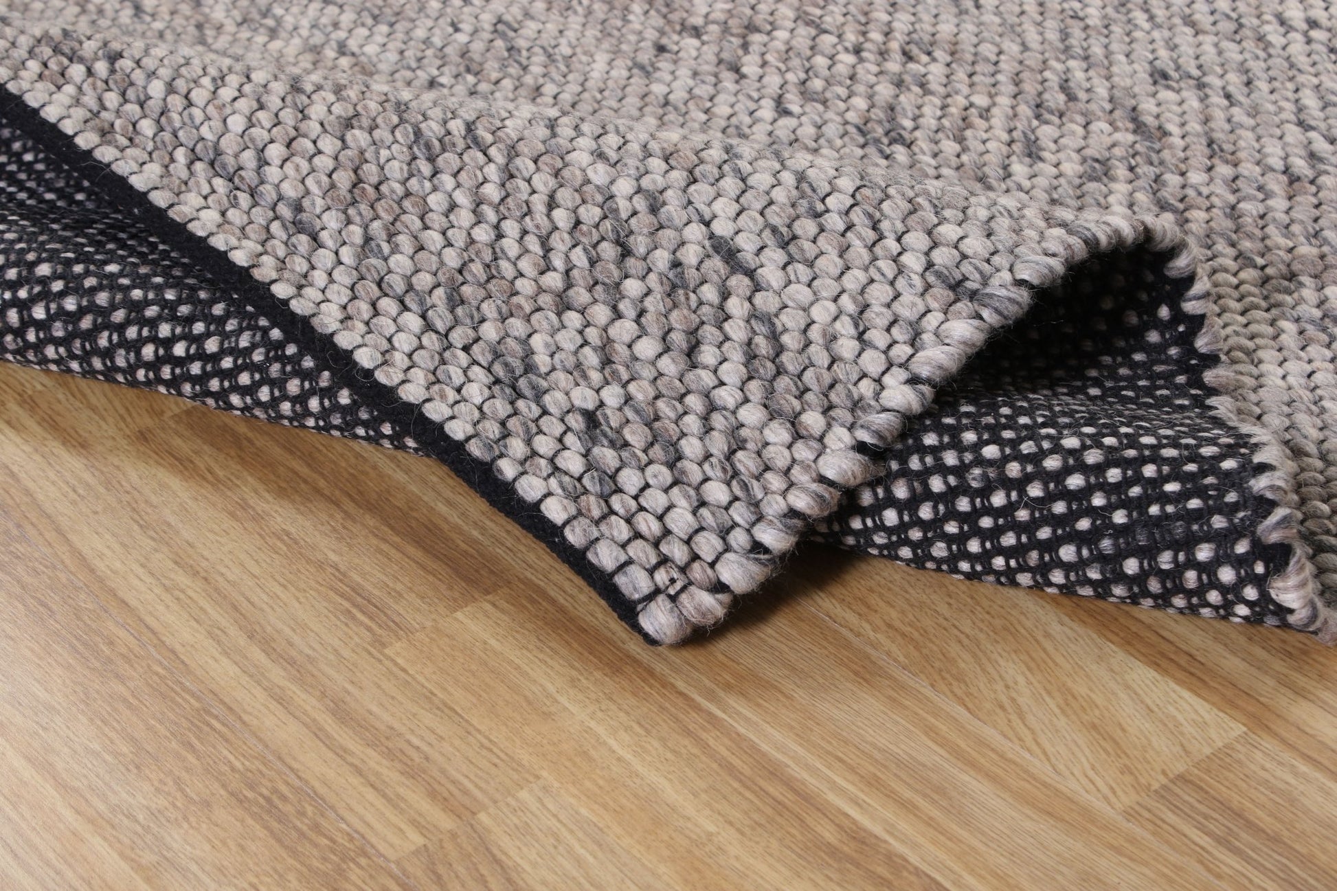 Diamond - dk grå brun - Designmatta.se